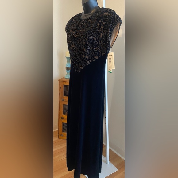 👗Jeffery & Dara Evenings by Tom Barra Beaded Velvet Maxi . Color: Blk. Size:10P - Picture 7 of 12